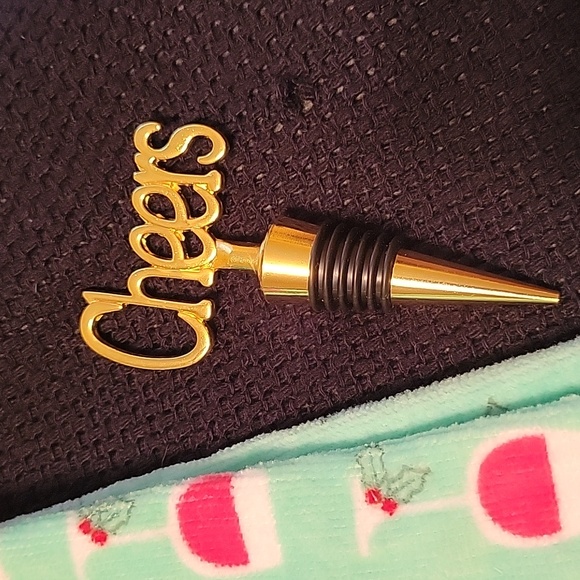 NWT Bundle, 2 festive kitchen towels, wine stopper & 2 stemless wine glasses - Picture 4 of 7